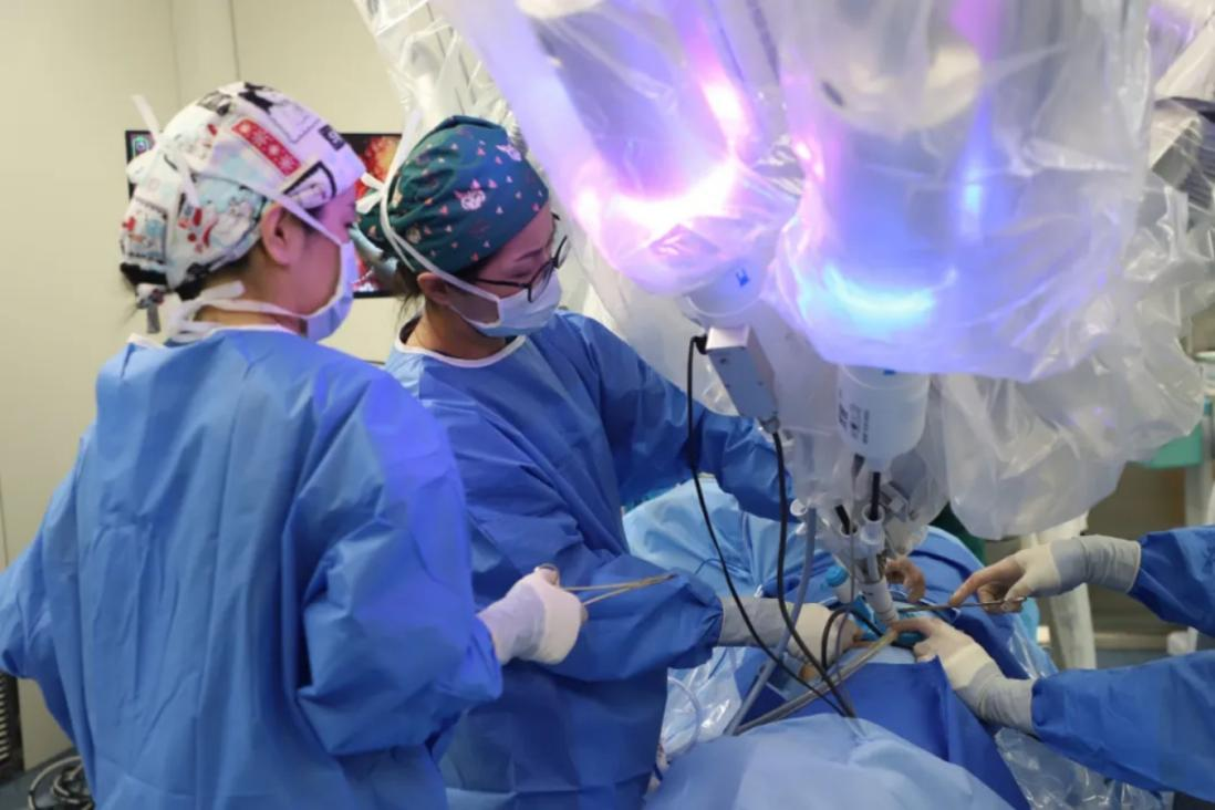 The Interaction between Machinery and Life: The New Future of Surgical Robots.