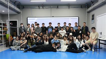 Teachers and students from Xi'an University of Science and Technology went to Qingtong Vision for research and learning.